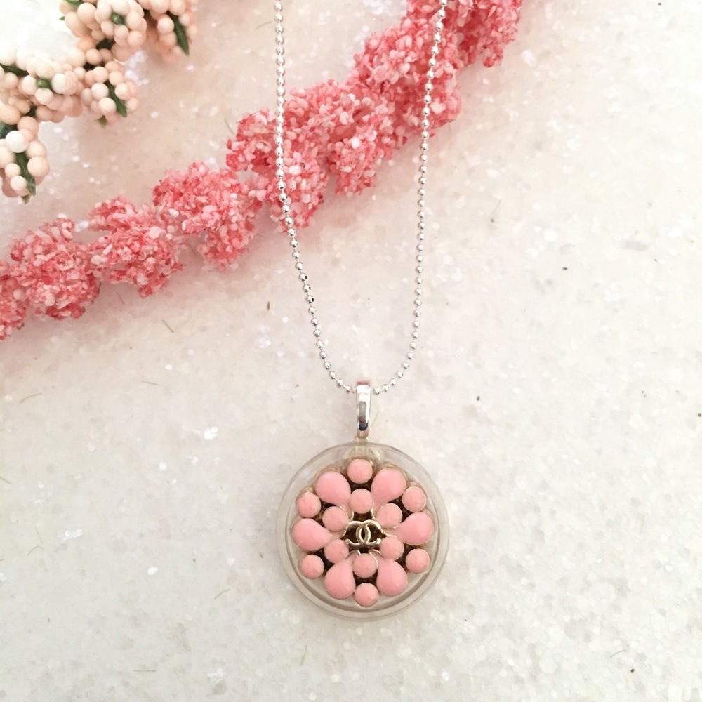 Vintage 90’s CHANEL Button and Necklace